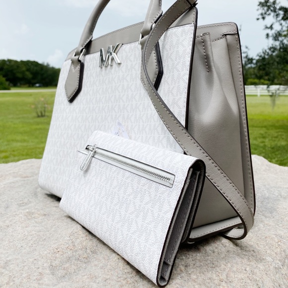 SALE‼️BUNDLE Michael Kors Large Satchel wallet - Picture 8 of 8